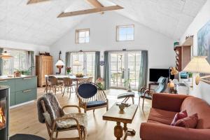 een woonkamer met een bank en een tafel bij 2315-Stege-Kongens-Enge-15 in Stege