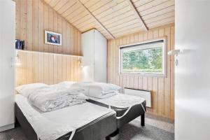 En eller flere senge i et værelse på 3306-Stege-Bunden-7