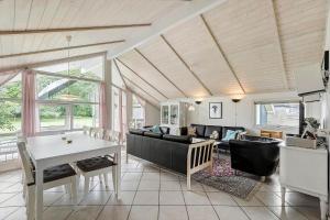 ein Wohnzimmer mit Sofa und Tisch in der Unterkunft FA037 Faxe Ladeplads - Strandlodden 54 in Fakse Ladeplads