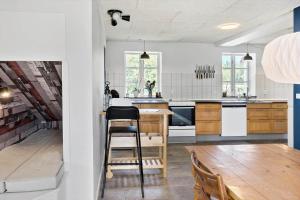 een keuken met een tafel en stoelen erin bij 4231-Stege-Nymarksvej-21 in Stege
