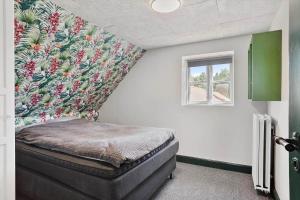een kleine slaapkamer met een bed en een raam bij 4231-Stege-Nymarksvej-21 in Stege