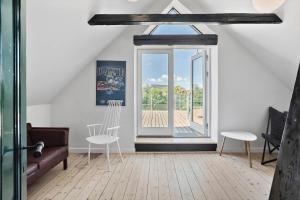 een woonkamer met een bank en een raam bij 4231-Stege-Nymarksvej-21 in Stege