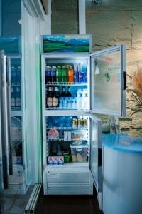 een open koelkast met een deur vol drankjes bij Happyhome Hostel in Ban Pho Touane