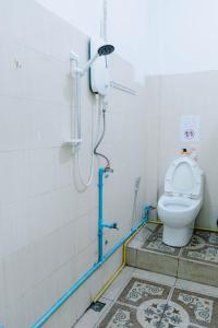 een badkamer met een toilet en een douche bij Happyhome Hostel in Ban Pho Touane