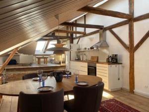 una cucina con un tavolo e sedie in una stanza di 4264-Stege-Storegade-64-Baghuset a Stege