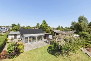 een luchtfoto van een huis met een tuin bij S740-Stroby-Ladeplads-Lovsangervej-33 in Strøby Ladeplads