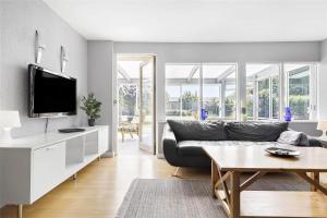 een woonkamer met een bank en een tafel bij S740-Stroby-Ladeplads-Lovsangervej-33 in Strøby Ladeplads