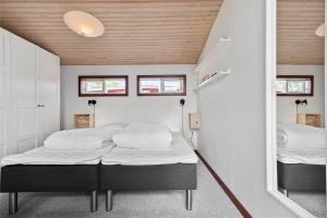En eller flere senge i et værelse på R624-Rodvig-Stevns-Strandvaenget-6
