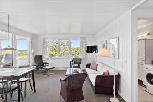 een woonkamer met een bank en een tafel bij 8205-Vordingborg-Strandparken-12 in Vordingborg +14 foto's