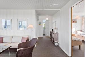 een woonkamer met een bank en een tafel bij 8205-Vordingborg-Strandparken-12 in Vordingborg