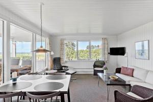 een woonkamer met een bank en een tafel bij 8205-Vordingborg-Strandparken-12 in Vordingborg