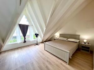 ein Schlafzimmer mit einem Bett und einem großen Fenster in der Unterkunft Villa with pool and panoramic view in Rivière-Pilote + 40 Fotos