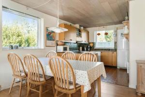 Kuchyň nebo kuchyňský kout v ubytování R950-Rodvig-Stevns-Strandlaugsvej-15-a + 15 fotografií