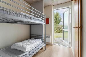 Postel nebo postele na pokoji v ubytování R950-Rodvig-Stevns-Strandlaugsvej-15-a