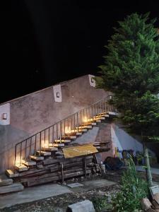een houten bankje naast een trap met verlichting bij Posada el Pino 