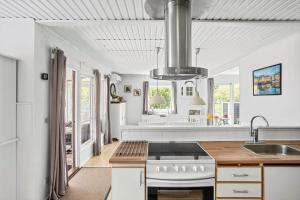 una cucina con lavello e fornello forno superiore di 8214-Lundby-Timianvej-3 a Lundby