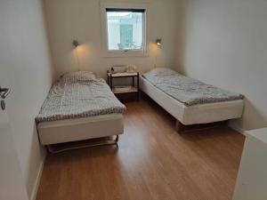 due letti in una piccola stanza con una finestra di 8214-Lundby-Timianvej-3 a Lundby Altre 19 foto