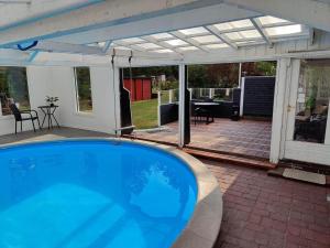 una piscina su un patio con tetto di 8214-Lundby-Timianvej-3 a Lundby