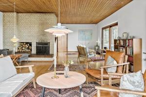 een woonkamer gevuld met meubels en een open haard bij 4062-Borre-Klintevej-462 in Borre