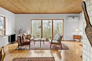 een woonkamer met een tafel en stoelen bij 4062-Borre-Klintevej-462 in Borre