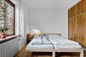 een bed in een kamer met een raam bij 4062-Borre-Klintevej-462 in Borre
