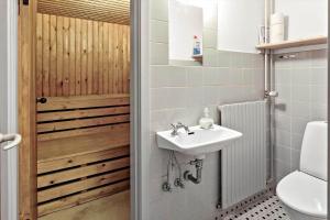 een badkamer met een wastafel en een toilet bij 4062-Borre-Klintevej-462 in Borre +15 foto's