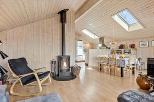 un soggiorno con camino e una sala da pranzo di 1054-Stege-Ternevej-14 a Stege