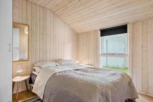 una camera da letto con un letto grande e una finestra di 1054-Stege-Ternevej-14 a Stege