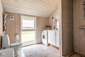 un bagno con lavatrice e asciugatrice di 1054-Stege-Ternevej-14 a Stege Altre 16 foto