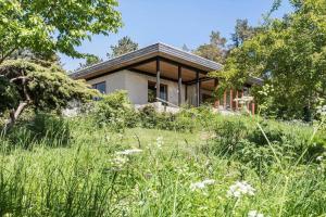 een huis op een heuvel met hoog gras bij 4062-Borre-Klintevej-462 in Borre