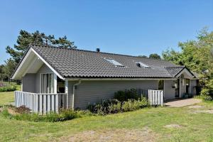una piccola casa con una recinzione di fronte di 1054-Stege-Ternevej-14 a Stege