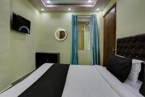 坎普尔Hotel O Super mex的一间卧室，配有一张大床和一扇窗户。 更多41张照片