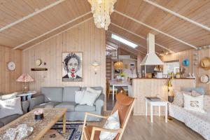 een woonkamer met een bank en een tafel bij 3307-Stege-Maegleren-7 in Stege