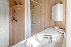 een badkamer met een witte wastafel en een douche bij 3307-Stege-Maegleren-7 in Stege +20 foto's