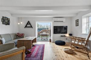 een woonkamer met een bank en een tafel bij FA004-Faxe-Ladeplads-Brandskov-4 in Fakse Ladeplads