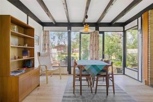 une salle à manger avec une table et des chaises et une grande fenêtre dans l'établissement FA011-Faxe-Ternevej-2, à Faxe