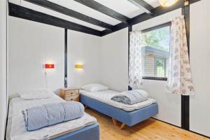 deux lits dans une chambre avec fenêtre dans l'établissement FA011-Faxe-Ternevej-2, à Faxe