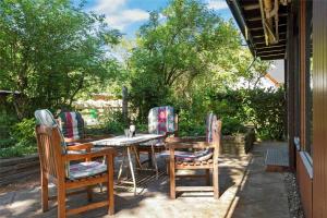 une table et des chaises assises sur une terrasse dans l'établissement FA011-Faxe-Ternevej-2, à Faxe