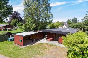 une petite maison avec un toit noir dans une cour dans l'établissement FA011-Faxe-Ternevej-2, à Faxe 14 autres photos