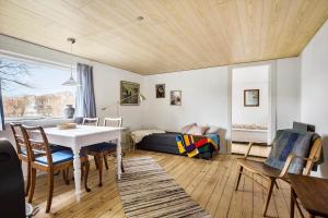 een woonkamer met een tafel en een bank bij 4010-Borre-Thyravej-28 in Borre +15 foto's