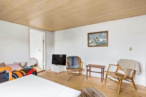 een kamer met een bed, een tv en een bank bij 4010-Borre-Thyravej-28 in Borre