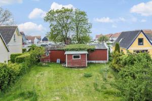 een tuin met een klein huis in een dorp bij 4010-Borre-Thyravej-28 in Borre