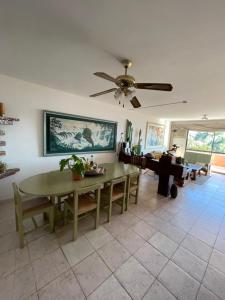 Et opholdsområde på Habitación en Condominio Terrazas del Sol