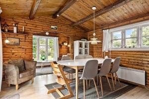 una sala da pranzo con tavolo e sedie di 3032-Stege-Ankeret-4 a Stege