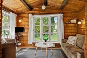 un soggiorno con un divano e un tavolo di 3032-Stege-Ankeret-4 a Stege