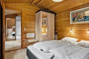 una camera da letto con un letto in una stanza di legno di 3032-Stege-Ankeret-4 a Stege