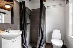 un bagno con lavandino, WC e doccia di 3032-Stege-Ankeret-4 a Stege Altre 21 foto