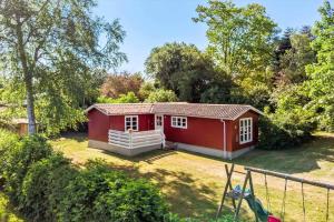 un capanno rosso in mezzo a un cortile di 3032-Stege-Ankeret-4 a Stege