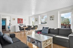 een woonkamer met een bank en een tafel bij S718-Stroby-Svalemosevej-18 in Strøby