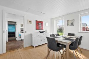 een eetkamer met een tafel en stoelen bij S718-Stroby-Svalemosevej-18 in Strøby +14 foto's